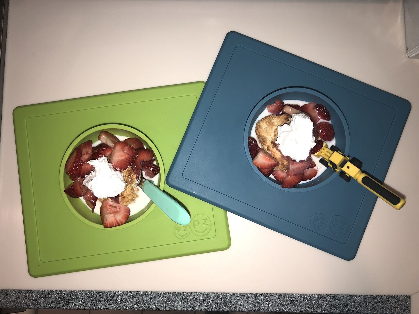 ezpz Happy Collection Happy Bowl Saugnapf-Schüssel 5er Grau