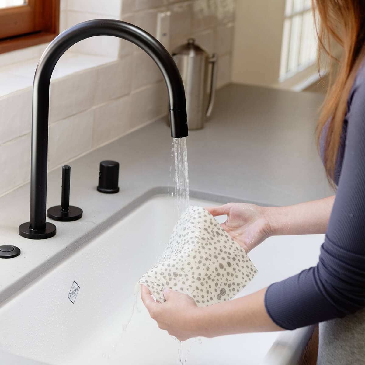 ezpz Cleaning Papiertuch waschbar Organic Dots Gray mit Haken